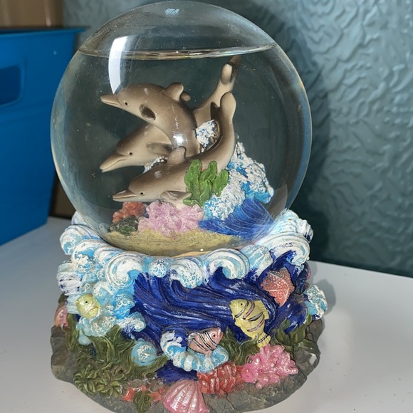 🐬 Dolphin Snow Globe 🐬 - Picture 2 of 3